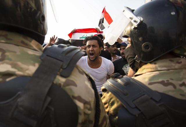 伊拉克抗议活动再次爆发，抗议者开车撞死两名警察