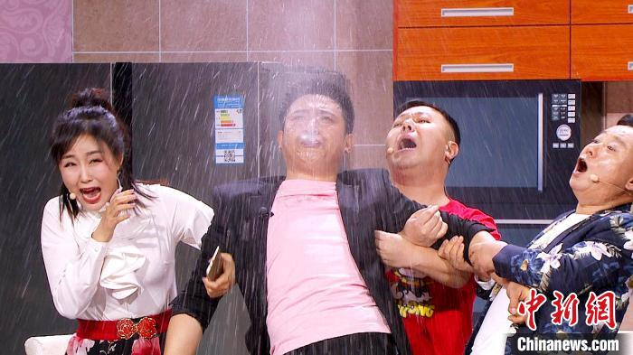 “欢乐饭米粒儿”大家庭带来小品《欢乐一家亲》。　辽宁广播电视台供图 