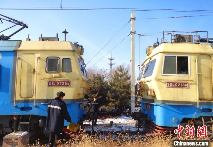 两台韶山4型机车准备重联。　张秋生 摄