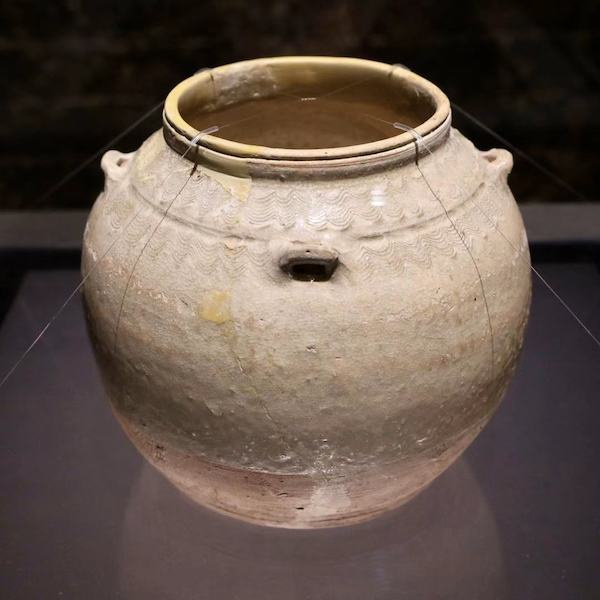 汉代白瓷罐（作者供图）