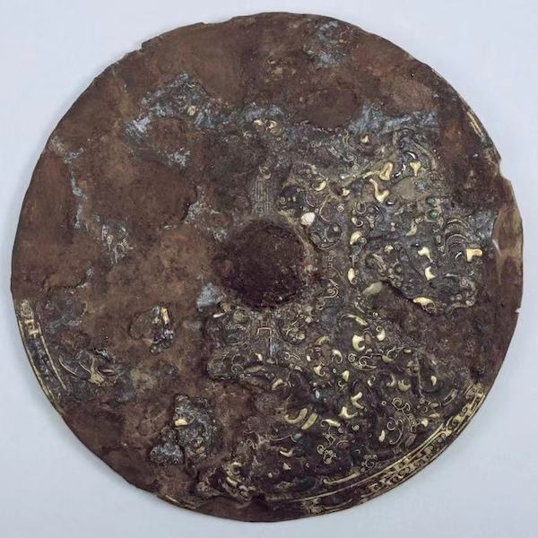 日本出土的“金银错嵌珠龙纹铁镜”（作者供图）