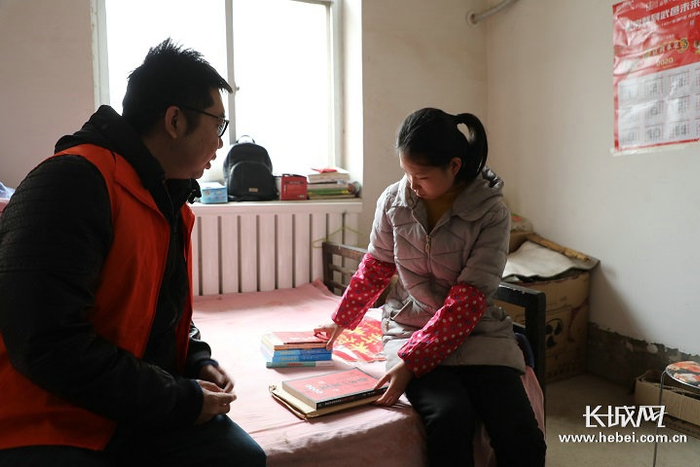 郭旭羊为鲁春燕送来学习用品。长城新媒体记者 闫思宇 摄