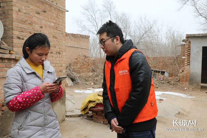 郭旭羊与鲁春燕互留联系方式。长城新媒体记者 闫思宇 摄