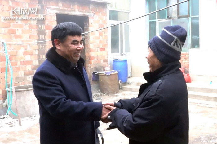 “诚信之星”张志旺（左）看望王明坤。记者 张梅胜 摄