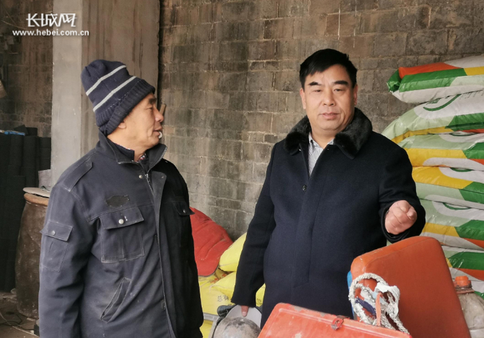 张志旺看望王明坤并了解家中情况。记者 张梅胜 摄