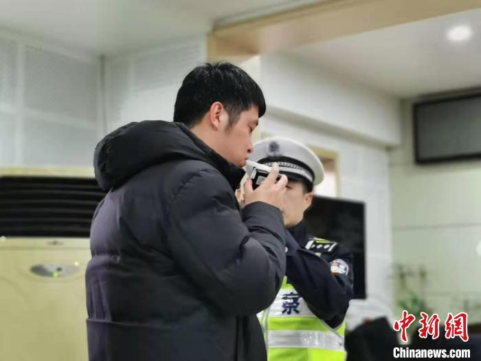 参与体验的民众正在接受酒精含量检测。　高雨晴 摄