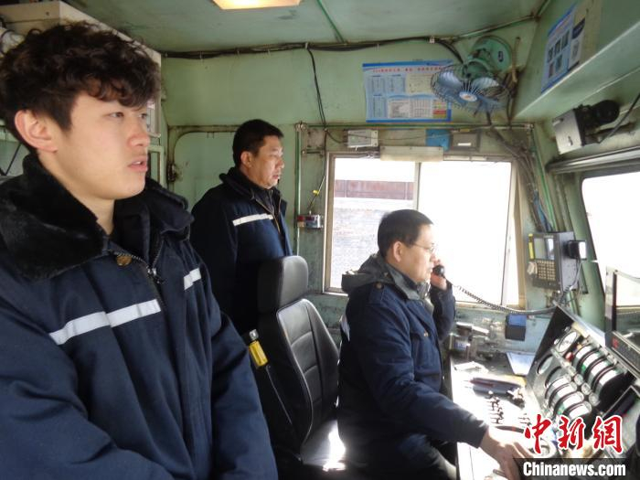 干部添乘保运输安全。　张秋生 摄