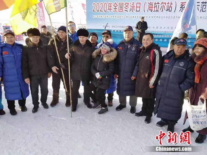 解占生和各地冬泳爱好者。供图