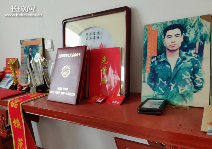 张志旺家中摆放着获得荣誉证书和奖杯。记者 张千 摄