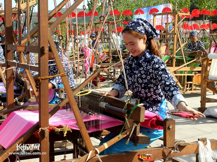 在精品农业产业园区展示的传统织布技艺。郑建卫 摄