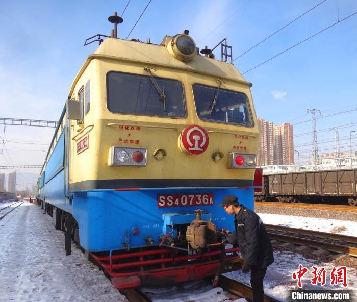 副司机检查车钩状态。　张秋生 摄