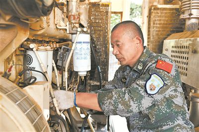 任振江正在检修发电机。焦晓晨 摄