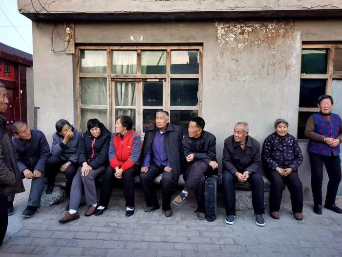 傍晚时分，靖边县一群正在闲谈的老人，他们来自农村。 《等深线》记者 倪兆中 摄