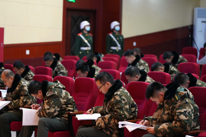 进行理论考核。赵明摄