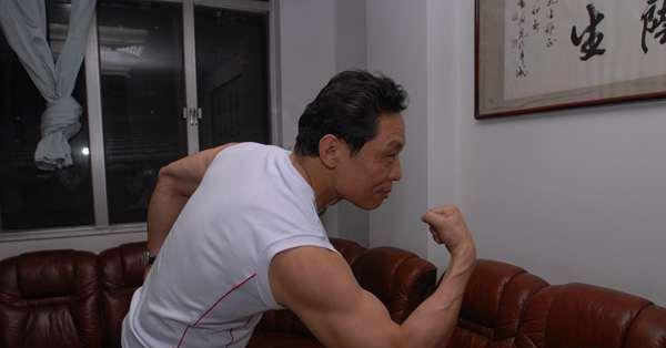  钟南山院士展示肌肉。