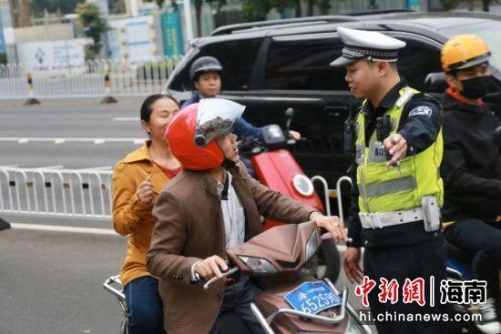 整治骑电动车不戴头盔：海口警方10天查处11580起