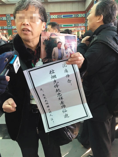 在现场推销商品的人员。新京报记者 杨莲洁 摄