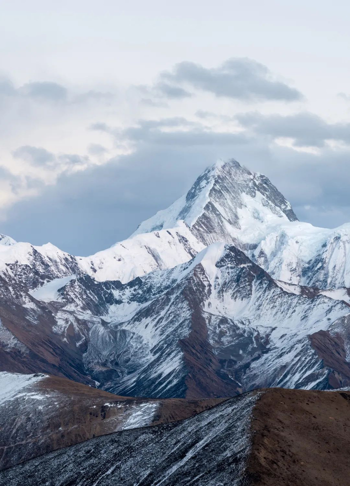 ▲ 白雪皑皑的贡嘎主峰。图/视觉中国