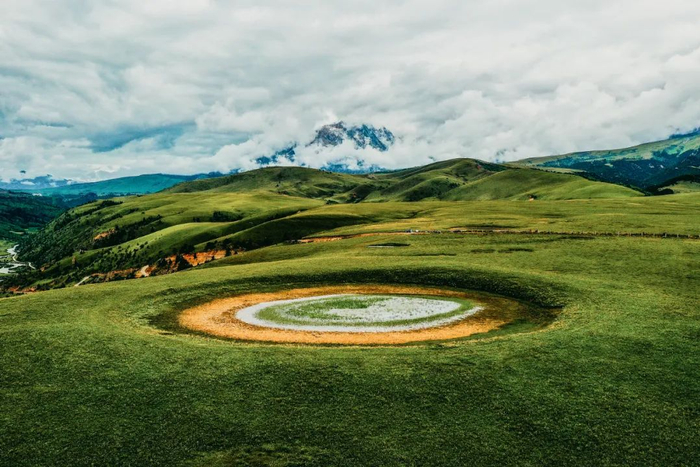   ▲ 格聂神山与盖聂之眼。摄影/熊可