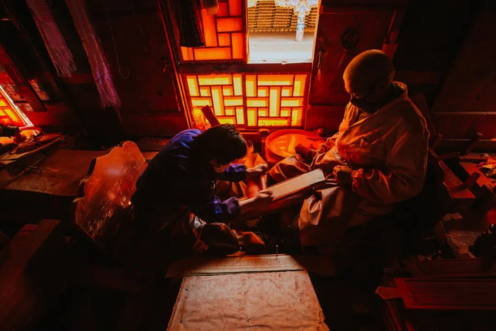▲ 德格印经寺中印经。摄影/姜曦