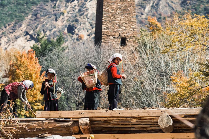 ▲ 甲居藏寨及居民。上图摄影/秋石；下图摄影/张永锋
