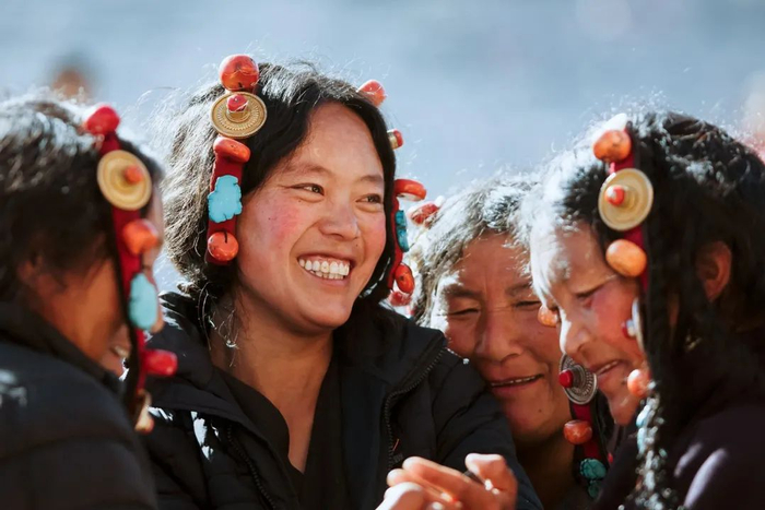 ▲ 亚青寺与藏族同胞。上图摄影/秋石；中、下图摄影/邵向东