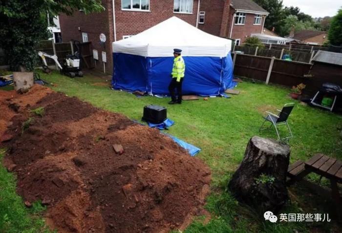 新家花园不长草，7年后警察上门从土里挖出两具尸体…