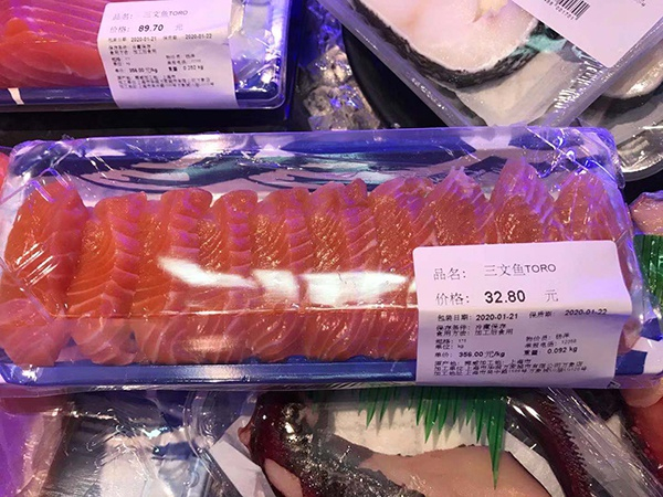 Ole'超市里的三文鱼。 澎湃新闻记者 邹娟 图