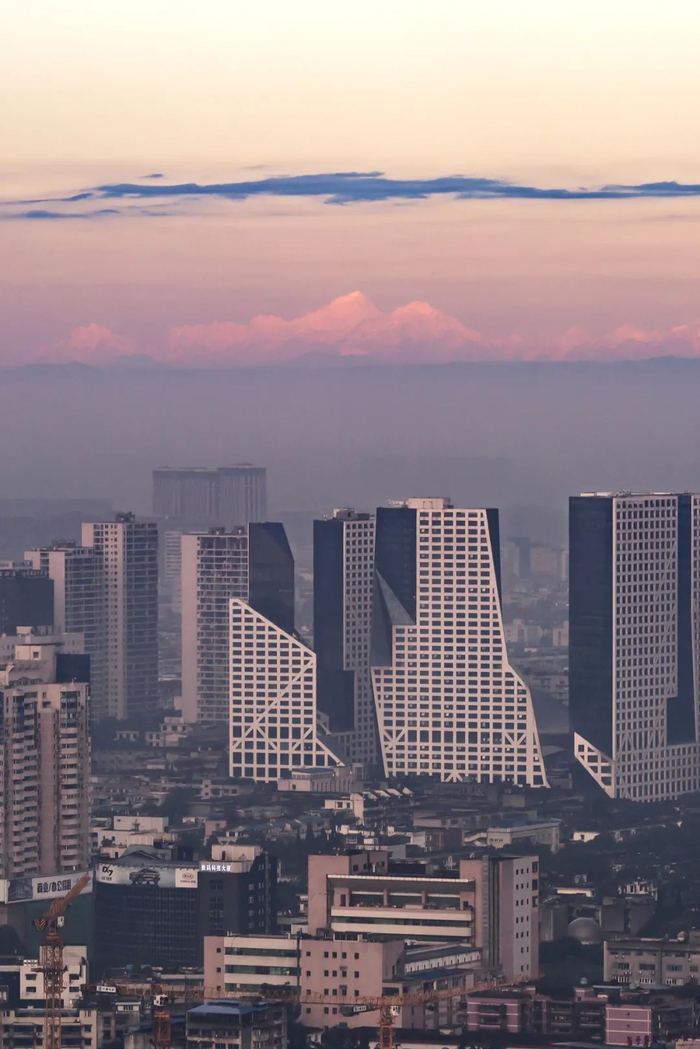 ▲ 从成都遥望贡嘎雪山。图/视觉中国