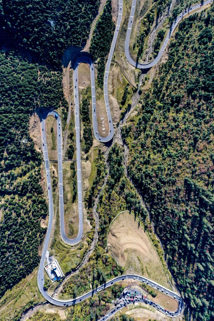 ▲ 雅江县318国道景观。摄影/卢鸣浪