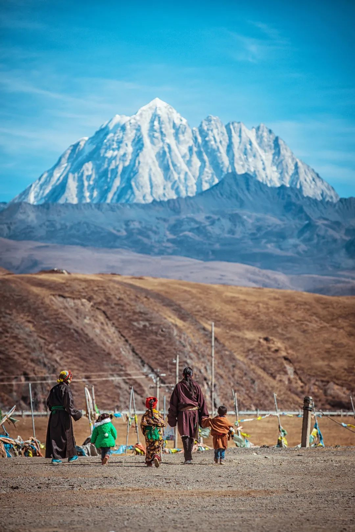 ▲ 走向雪山。 图/视觉中国