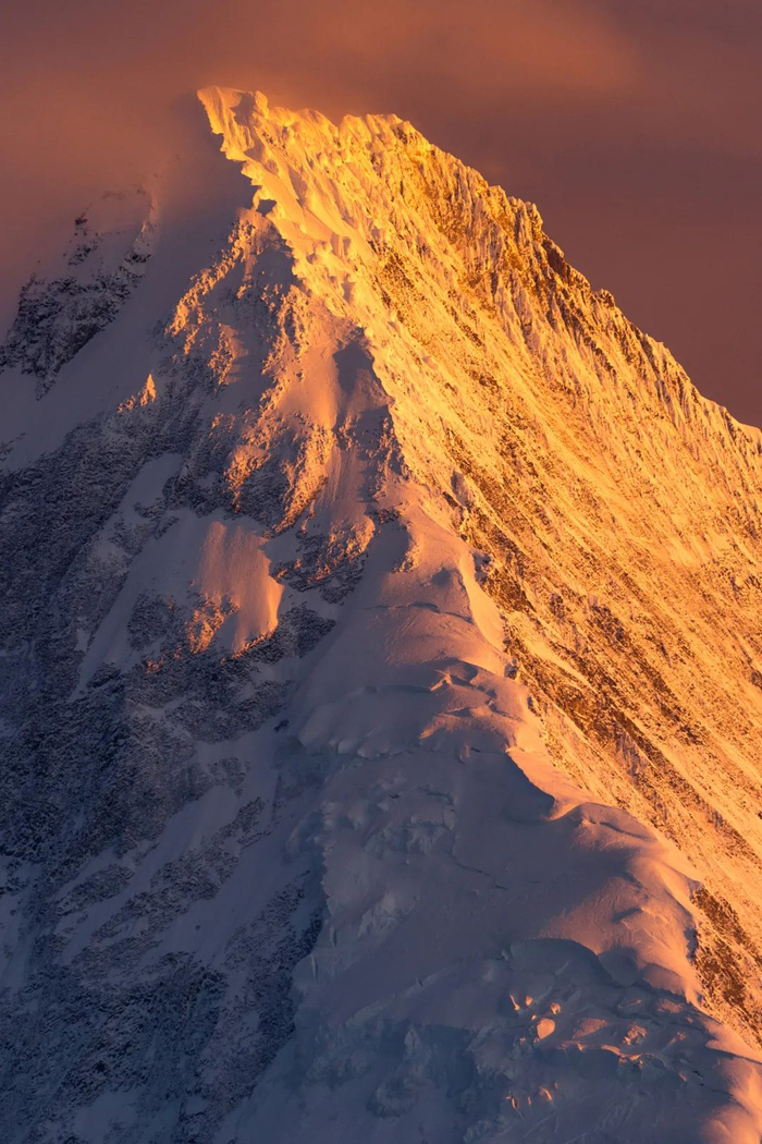 ▲ 夕阳下的贡嘎主峰，菱角分明。图/视觉中国