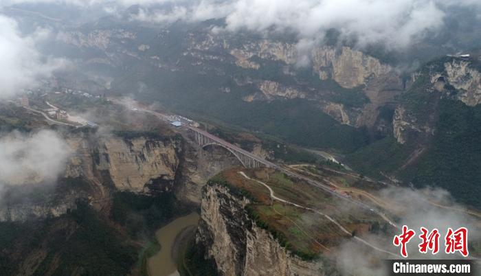 远眺鸡鸣三省峡谷和大桥。　刘忠俊 摄