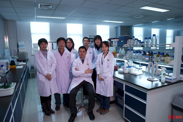 ▲&nbsp;　　赵振东（中）与学生们