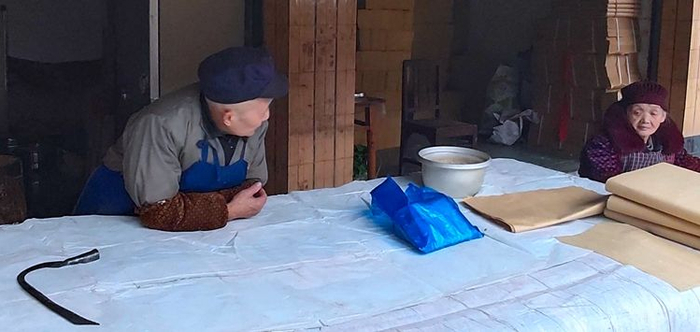 卖自制竹宣纸的老人。任树麟 摄