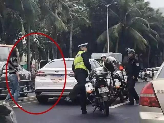 辣眼睛！ 拿内裤遮挡车牌，女子被拦下后反应亮了...