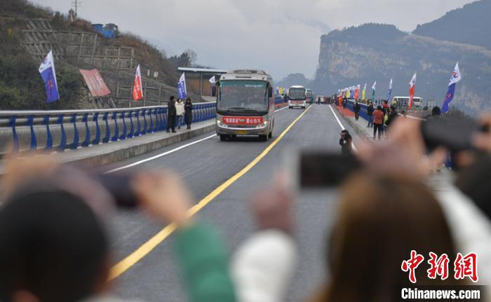 鸡鸣三省大桥建成通车。　刘忠俊 摄