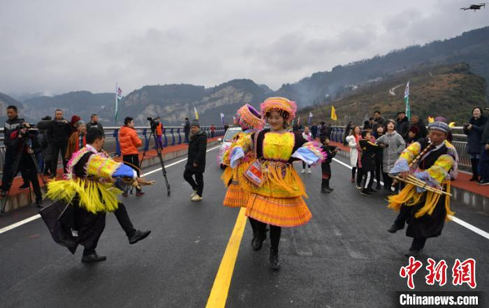 苗族群众跳舞庆贺大桥建成通车。　刘忠俊 摄