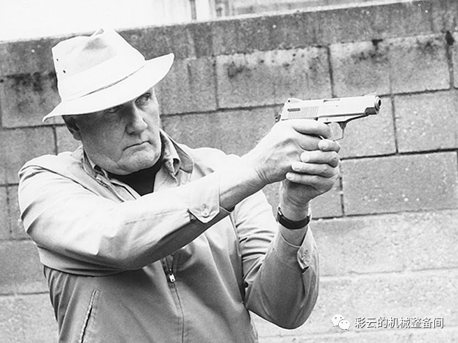 CS里那把“鸟狙”居然能同时安两个弹匣!当年你注意了吗?| 轻武专栏