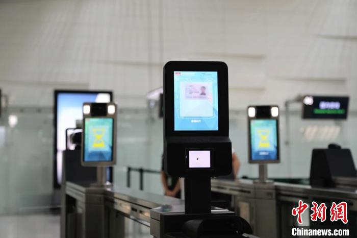 “刷脸登机”设备 白云机场供图