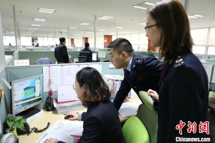 税务部门到汽车企业开展一对一税务服务。　曹欣 摄