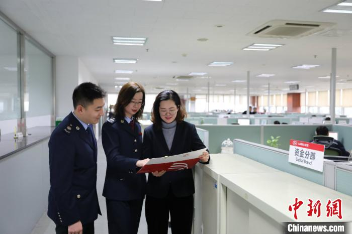 税务部门工作人员到车企把减税降费政策送上门。　曹欣 摄