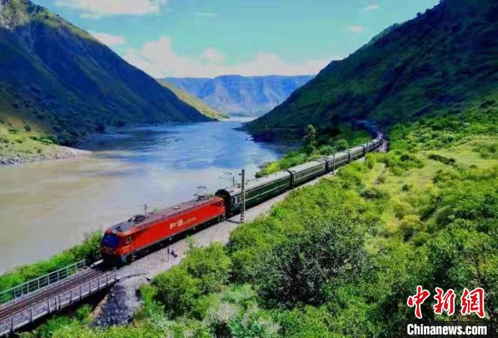 图为6162/1次公益性慢火车 郭婧 摄