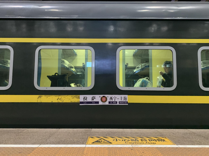 由上海开往拉萨的Z164次列车。 澎湃新闻记者 马作鹏 图
