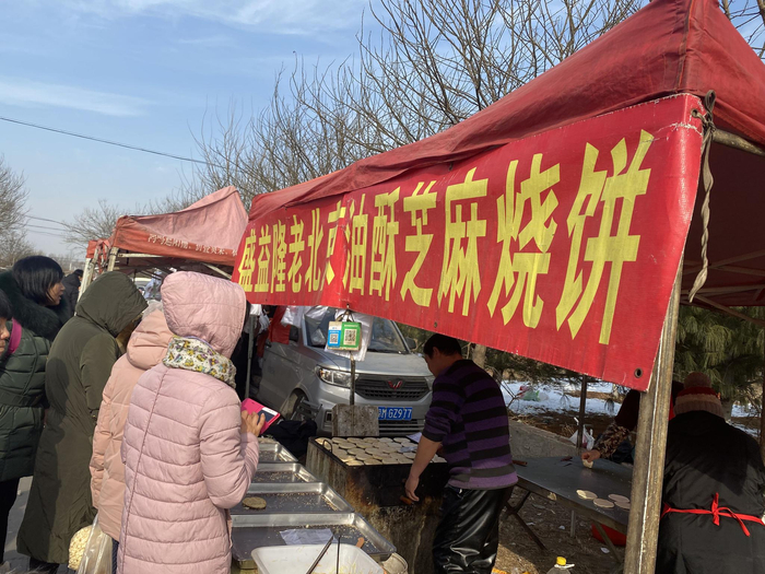 芝麻烧饼一上午就能卖1千多个。新京报记者 景啸尘 摄