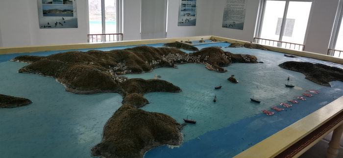 沙盘还原了岛上当时的生活。受访者供图