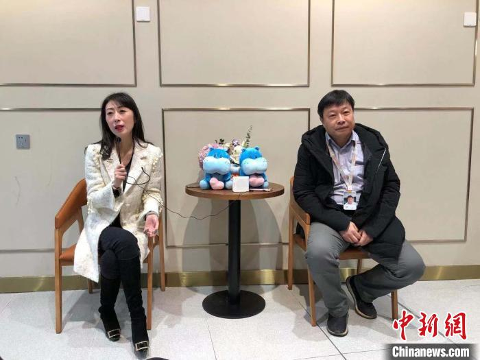 盒马南京区域总经理金瓯(右)接受记者采访。　朱晓颖 摄