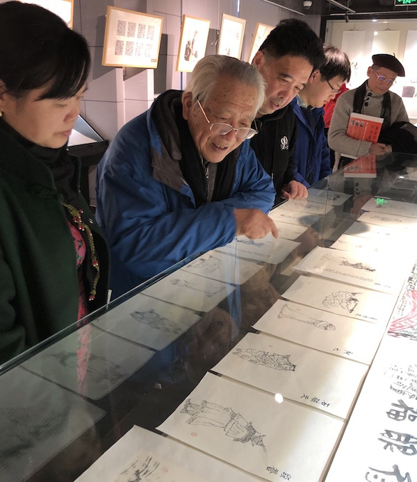 知名文化学者郑重在观看展览