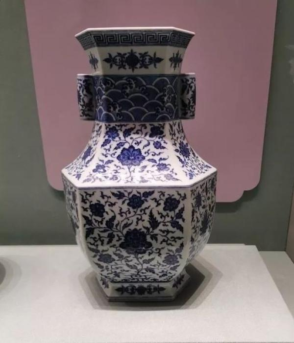 清乾隆青花缠枝莲六角贯耳瓷瓶