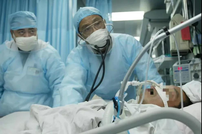 钟南山院士（右一）、黎毅敏教授（左一）诊治非典病